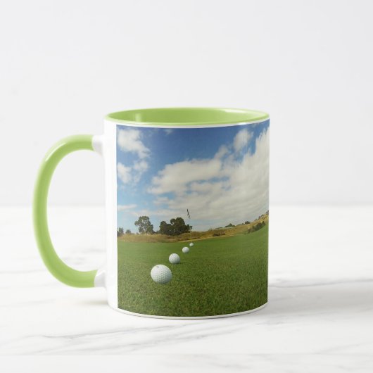 Mug Quatre Billes De Golf Érigées Devant Le Drapeau, (Gauche)