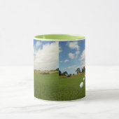 Mug Quatre Billes De Golf Érigées Devant Le Drapeau, (Centre)