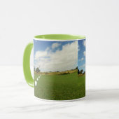 Mug Quatre Billes De Golf Érigées Devant Le Drapeau, (Devant gauche)
