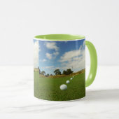 Mug Quatre Billes De Golf Érigées Devant Le Drapeau, (Devant droit)
