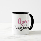 Mug Queen of f*cking tout ! Noir et rose (Devant droit)