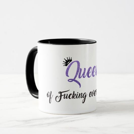 Mug Queen of f*cking tout ! Parties scintillant violet (Devant gauche)