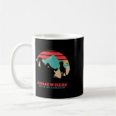 Mug Quelque part avec ma femme labrador randonnée camp (Gauche)