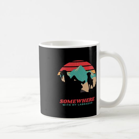Mug Quelque part avec ma femme labrador randonnée camp (Droite)