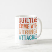 Mug Quilters Come With Strings Attached Funny Quilting (Devant droit)