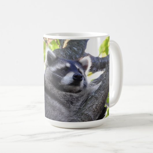 Mug Raccoon adorable dans un arbre (Devant droit)