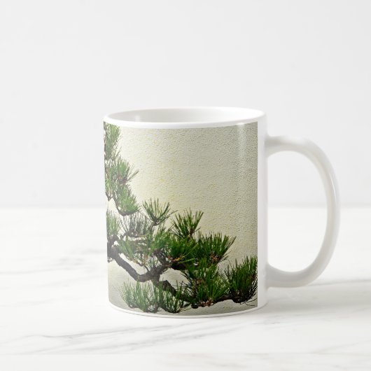 Mug Racine au-dessus d'arbre de bonsaïs de pin de (Droite)