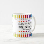 Mug Rainbow Crayons Kindergarten Enseignant (Devant droit)