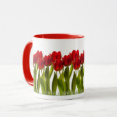 Mug Rangée des tulipes lumineuses de printemps rouge (Devant gauche)