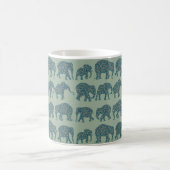 Mug Rangées des éléphants de Paisley sur Sage Green Co (Centre)
