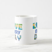 Mug Rapprocher la Terre d'amour tous les jours (Centre)