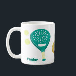 Mug Raquettes et balles de tennis Padel Personnalisées<br><div class="desc">Créez un cadeau personnalisé qui conviendra parfaitement à tous ceux qui aiment jouer au padel. Cette tasse à café présente des illustrations de raquettes et de balles de padel. Les raquettes sont dans les tons turquoises, or et terre cuite. Cette tasse est prête à être personnalisée avec un nom. Le...</div>