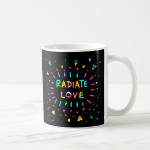Mug Rayonnez la peinture colorée heureuse de coeur