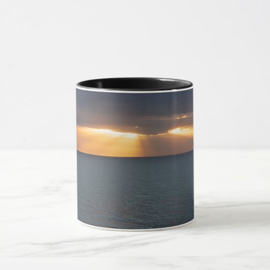 Mug Rayons de soleil dorés sur les reflets océaniques (Centre)