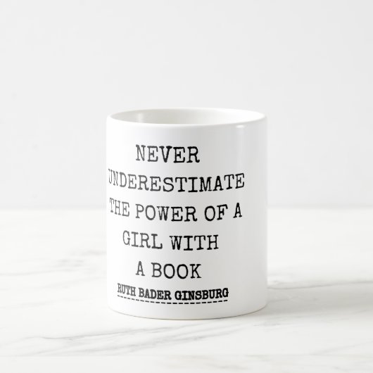 Mug RBG, Ne Sous-Estimez Jamais Le Pouvoir D'Une Fille (Centre)