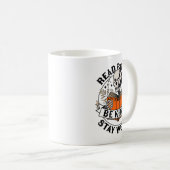 Mug Read Books Be Kind Stay Weird Skeleton Reading Hal (Devant droit)