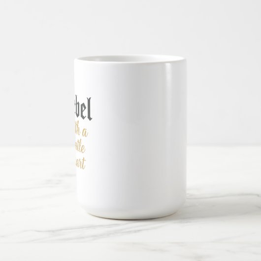 Mug Rebel avec une conception douce de la typographie  (Centre)
