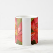 Mug Red Alert Lily aquarelle peinture de fleur (Centre)