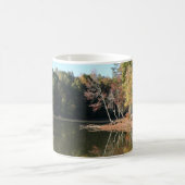 Mug Reflet du lac de feuilles d'automne orange et de c (Centre)