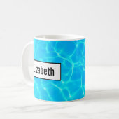Mug Réflexions sur l'eau de la piscine bleu chatoyante (Devant gauche)