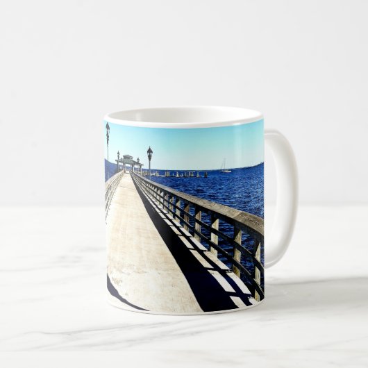 Mug Regardant le long de la jetée (Devant droit)