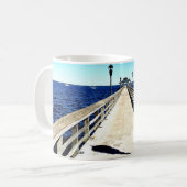 Mug Regardant le long de la jetée (Devant gauche)