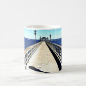 Mug Regardant le long de la jetée (Centre)