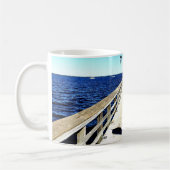 Mug Regardant le long de la jetée (Gauche)