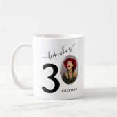 Mug 'Regardez qui a 30' Élégant 30e anniversaire (Gauche)
