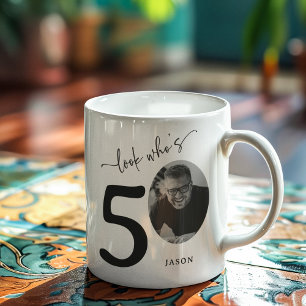 Mug 'Regardez qui a 50' Elégant 50ème anniversaire