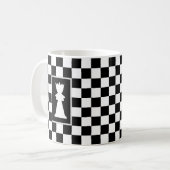 Mug Reine Blanche sur Échiquier Noir et Blanc (Devant gauche)