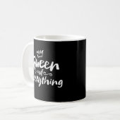 Mug REINE de tout - Brush blanc Lettres drôle (Devant gauche)