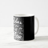 Mug Relax et aller avec le flux, version vagues (Devant droit)