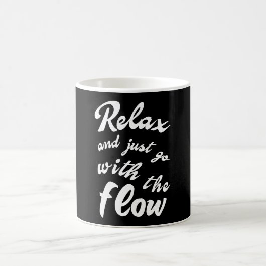 Mug Relaxez-vous et allez simplement avec le flux (Centre)