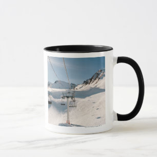 Mug remonte-pente dans le paysage neigeux ensoleillé