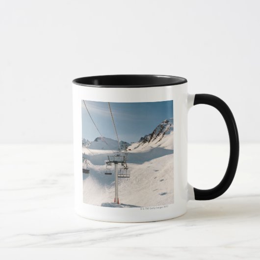 Mug remonte-pente dans le paysage neigeux ensoleillé (Droite)