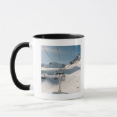 Mug remonte-pente dans le paysage neigeux ensoleillé (Gauche)
