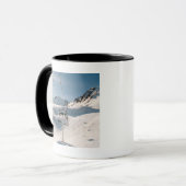 Mug remonte-pente dans le paysage neigeux ensoleillé (Devant gauche)