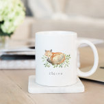 Mug Renard boisé personnalisé<br><div class="desc">La tasse d'inspiration boisée présente un renard d'aquarelle douce niché dans un lit de feuilles et de feuillage d'eucalyptus verts. Personnalisez avec un nom,  une initiale ou un monogramme en dessous en lettres grises classiques.</div>