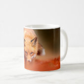 Mug Renard rouge courant sur les feuilles d'automne or (Devant droit)