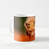 Mug Renard rouge courant sur les feuilles d'automne or (Devant gauche)