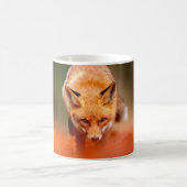 Mug Renard rouge courant sur les feuilles d'automne or (Centre)