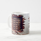 Mug rendu 3D d'un trou dans un mur de brique (Devant gauche)