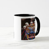 Mug Représentation de danse masquée au Festival Tshech (Devant droit)