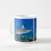 Mug Requin gris de récif (Devant gauche)