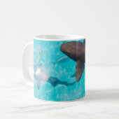 MUG REQUINS SUR LE CORPS D'EAU (Devant gauche)