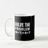 Mug Résoudre le problème (9×7)+4=_ Prof de maths drôle (Gauche)