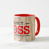 Mug Respect rustique pour le patron sur du bois de gra (Devant droit)