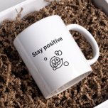 Mug Restez positif- Chimie proton | Science |<br><div class="desc">Un sac fourre-tout unique de design de positivité pour chimiste. Reste positif. Mug de positivité. Positivité chimique. Cette impression pour une tasse présente un design minimaliste avec l'expression encourageante "Restez positif" et un simple dessin d'un atome ou d'une molécule, symbolisant la positivité à un niveau microscopique. L'image est en noir...</div>