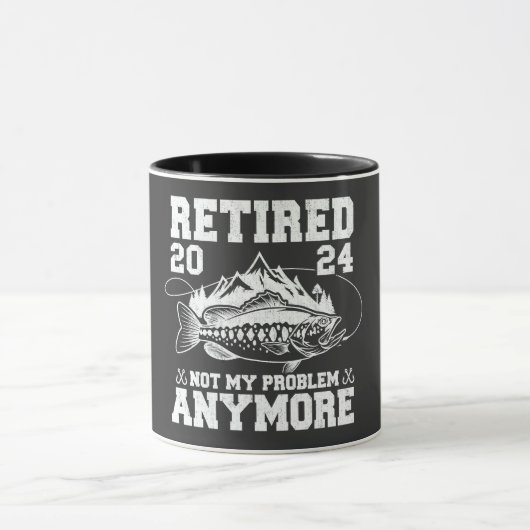 Mug Retraité 2024 Pas mon problème Plus drôle Pêche (Centre)
